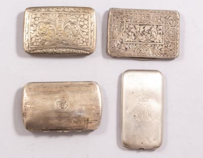 קופסאות כסף. מקבץ 4 קופסאות לטבק/סיגריות מכסף. מעוטרות בעבודת חריטה עם מוטיבים צמחיים ומונוגרמה. 