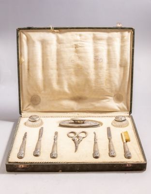 סט מניקור מכסף 800 גרמני, מעוטר בעבודת בלט של מוטיביים צמחיים. כולל: 2 קופסאות פודרה עגולות 