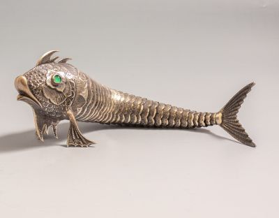 פיגורת כסף ספרדית, דג. פיגורת כסף ספרדית, בצורת דג עם קשקשים. אורך: 23.5 ס"מ. משקל: 136 גרם. חתומה.