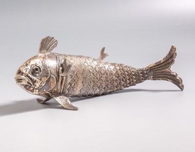 פיגורת כסף ספרדית, דג. פיגורת כסף ספרדית, בצורת דג עם קשקשים. אורך: 28 ס"מ. משקל: 184 גרם. חתומה.