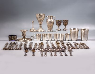 מקבץ כלי כסף שונים. כולל: גביע, כוסיות, מחזיק נר, אגרטל מיניאטורי כפיות וחלקי סכום. יצרנים 