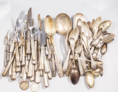 חלקי סכו"ם מכסף, בעיקר גרמניה, המאה ה-19, כולל: כפות, כפיות, סכינים ומזלגות. בנוסף שתי מדליות 