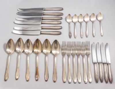 סכו"ם מכסף גרמני. סט סכום ל-6 מכסף 800, גרמניה. כולל: מזלגות, סכינים, כפות וכפיות. מעוטרים באות 