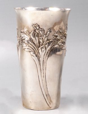גביע כסף גרמני, אר-נובו, 1900 בקירוב. מעוטר במוטיבים צמחיים. גובה: 13.5 ס"מ. משקל: 147 גרם. 
