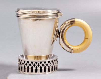 כוס כסף אנגלית תוצרת John Harris, לונדון, 1857. בעלת ידית מכסף וחומר מגולף ומכסה מעוטר בעבודת 