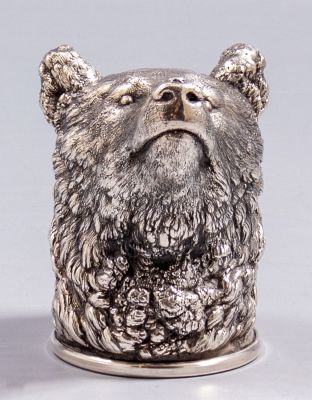 כוס ציידים מכסף סטרלינג, מעוצבת בצורת דוב. הזהבה לחלק הפנימי. גובה: 7.5 ס"מ. משקל: 104 גרם. חתומה.