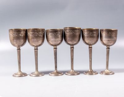 סט כוסיות כסף סובייטי. סט כוסיות כסף 875 רוסי סובייטי, מעוטרות בעבודת חריטה ובהזהבה בחלק הפנימי. 