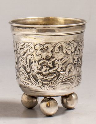 גביע כסף, מעוטר בעבודת בלט עם חיות ומוטיבים צמחיים. ניצב על 3 רגליים. גובה: 7 ס"מ. משקל: 64 