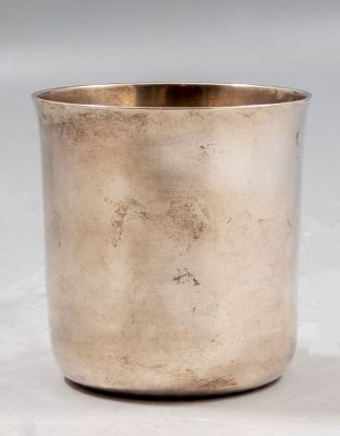 גביע כסף אירי, המאה ה-18. גובה: 9 ס"מ. משקל: 126 גרם. חתום.