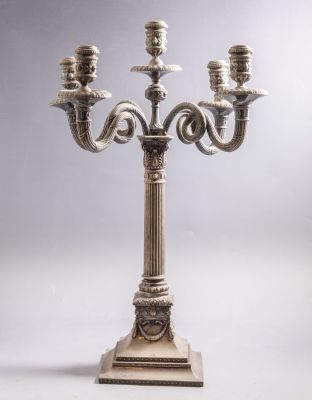 קנדלברה גרמנית מכסף בעלת חמישה קנים, מעוטרת בתבליטים בסגנון רוקוקו. גובה: 55.5 ס"מ. משקל: 2352 
