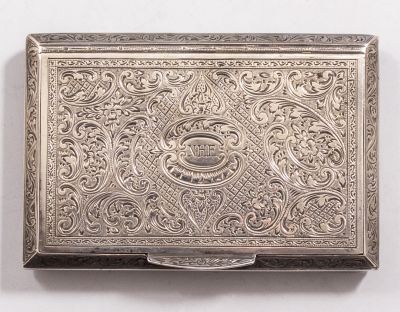 קופסת טבק מכסף, אוסטריה. קופסת כסף אוסטרית לטבק, שנות ה-20 בקירוב. מעוטרת בעבודת חריטה עם 