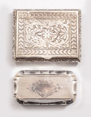 קופסאות כסף צרפתיות לטבק. לוט 2 קופסאות כסף צרפתיות לטבק. האחת מעוטרת עבודת חריטה ובלט עם 