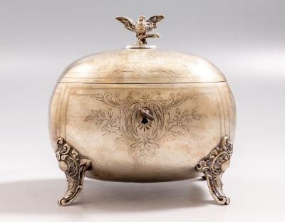 קופסת כסף אוסטרו הונגרית לתכשיטים. מעוטרת בעבודת בלט וחריטה עם מוטיבים צמחיים. הידית מעוצבת 