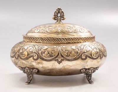 קופסת כסף 833 מעוטרת בעבודת בלט וחריטה עם מוטיבים צמחיים. ניצבת על ארבע רגליים מידות: 17X12X13 