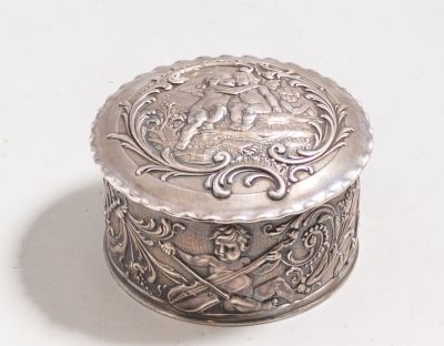 קופסת כסף אירופאית מעוטרת בסצנות ניאו קלאסיות ומטיבים צמחיים. קוטר: 9.5 ס"מ, משקל: 189 גרם. לא 