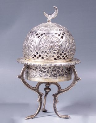 כלי לקטורת מכסף. כלי קטורת מכסף 800, ככל הנראה צפון אפריקה או המזרח התיכון. מעוטר בתבליטים עם 