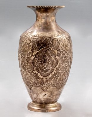 אגרטל כסף פרסי מעוטר בעבודת בלט עם מוטיבים צמחיים. גובה: 15 ס"מ. משקל: 195 גרם. חתום.