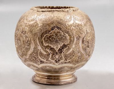 אגרטל כסף פרסי מעוטר בעבודת בלט עם מוטיבים צמחיים. גובה: 10 ס"מ. משקל: 264 גרם. חתום.