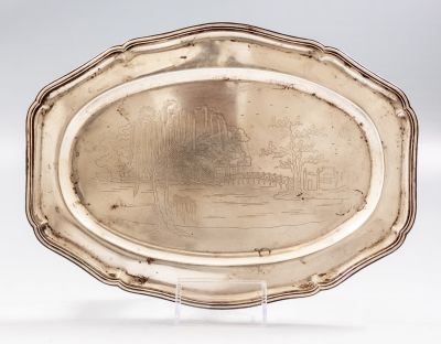 מגש כסף וייטנאמי. מגש כסף 900 וייטנאמי. מעוטר בעבודת חריטה עם מראה נוף כפרי. מידות: 26.5X19.5 