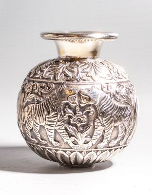 אגרטל כסף, מזרח רחוק. אגרטל כסף סטרלינג, מזרח רחוק, ככל הנראה הודו/ בורמה. מעוטר בתבליטי חיות 