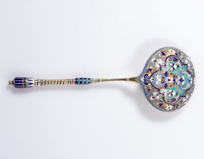 כף כסף ואמייל רוסית. כף כסף סטרלינג רוסית תוצרת Andrei Alexandrov עבור Gustav Klingert. מעוטרת 