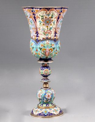 גביע כסף ואמייל. גביע כסף מעוטר בדוגמת פרחים צבעונית בעבודת אמייל בסגנון רוסי, סוף המאה ה-20. 