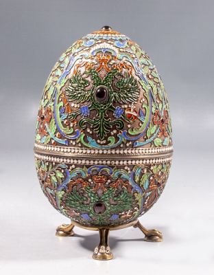 ביצת כסף ואמייל בסגנון רוסי, סוף המאה ה-20. מעוטרת בסמל האימפריה הרוסית - העיט הדו ראשי 