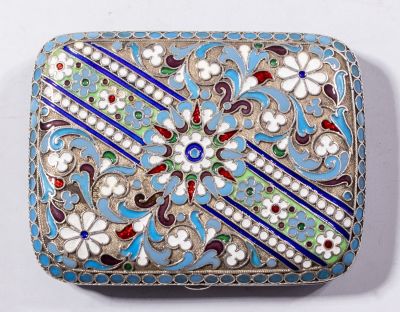 קופסת סיגריות מכסף ואמייל. קופסת סיגריות מכסף, מעוטרת בעבודת אמייל עם מוטיבים של פרחים. סוף המאה 