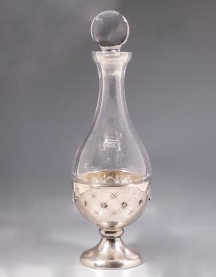 בקבוק יין, הצורפים. בקבוק יין תוצרת הצורפים. עשוי קריסטל עם תושבת מכסף סטרלינג. מעוטר בעבודת בלט 