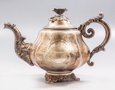 קומקום כסף צרפתי מעוטר בעבודת חריטה ועבודת בלט. ידית המכסה מעוצבת בצורת פרח. גובה: 17 ס"מ 