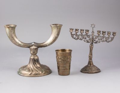 פריטי יודאיקה שונים מכסף. לוט שלושה פריטי יודאיקה כולל שני פריטי כסף: חנוכייה (חסר שמש) ופמוט דו 