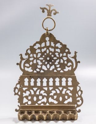 חנוכייה מרוקאית מברונזה, 1900 בקירוב. מעוטרת בחריטות ובעבודה פתוחה עם ציפורים ועיטורים שונים. 