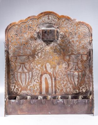 חנוכייה דמשקאית. חנוכיית פליז, משובצת כסף ונחושת בטכניקת דמשק. מעוטרת בדמות יהודי תוקע בשופר 