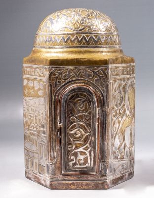 קופת צדקה יהודית, עבודת דמשק. קופת צדקה יהודית מפליז משובצת כסף וזהב בעבודת דמשק. מעוטרת במראה 