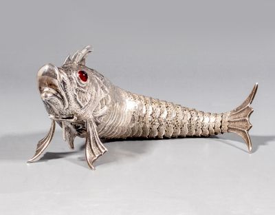 הדס לבשמים מכסף. הדס כסף לבשמים בצורת דג, ספרד. מעוטר בעבודת חריטה, ומשובץ עיניים מאבנים אדומות. 