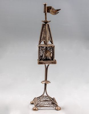 מגדל בשמים מכסף. מגדל בשמים אוסטרו-הונגרי מכסף, 1900 בקירוב. גובה: 19 ס"מ. משקל: 97 גרם. חתום. 