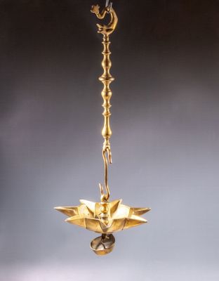 מנורת שבת הולנדית מפליז לתלייה (יודנשטרן), המאה ה-19, עם קערית ובה שבעה בזיכים. גובה כולל: 47.5 ס"מ.