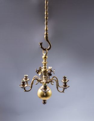 מנורת תקרה יהודית מברונזה, המאה ה-19. בעלת שישה קנים. מעוטרת בפרחים. גובה: 43 ס"מ.