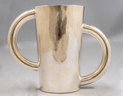 נטלה מודרנית מצופה כסף. כלי לנטילת ידיים (נטלה) בעיצוב מודרני. מצופה כסף. גובה: 17.5 ס"מ.