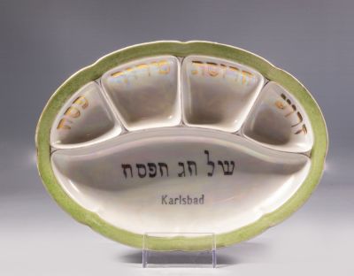 צלחת פסח מפורצלן, קרלסבאד, ראשית המאה ה-20. מידות: 18X25 ס"מ. חתומה.