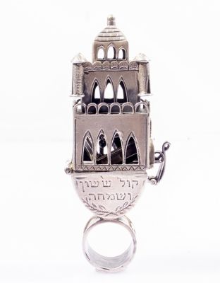 טבעת קידושין מכסף. בראש הטבעת מבנה בצורת ארמון עם ארבעה מגדלים סביב לו. ראש הטבעת נפתח. בחלק 