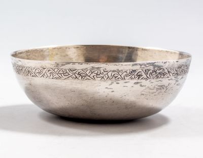 קערת כסף אפגנית מעוטרת בעבודת חריטה עם פרח. קוטר: 10 ס"מ. משקל: 122 גרם. לא חתומה, הכסף נבדק. 