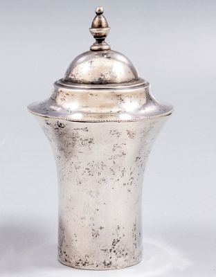 גביע קידוש עיראקי מכסף עם מכסה. גובה: 13 ס"מ. משקל: 203 גרם. לא נמצאה חתימה, הכסף נבדק.