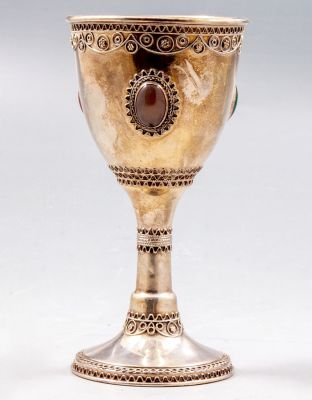 גביע קידוש מכסף, צדוק. גביע קידוש מכסף בסגנון בצלאל תוצרת צדוק, שנות ה-60. מעוטר בעיטורי פיליגרן 