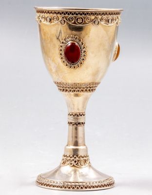 גביע קידוש מכסף, צדוק. גביע קידוש מכסף בסגנון בצלאל תוצרת צדוק, שנות ה-60. מעוטר בעיטורי פיליגרן 