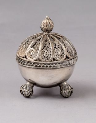 הדס לבשמים מכסף, בצלאל. הדס כסף לבשמים תוצרת בצלאל, ירושלם. עשוי בעבודת פיליגרן עם עיטורי פרחים. 