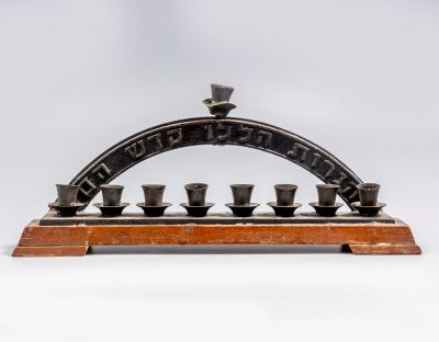 חנוכיית עץ ופליז, קליין קום, פלשתינה. חנוכיית עץ ופליז תוצרת קליין קום, תל אביב, פלשתינה. בגבה 