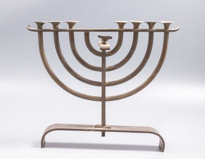 חנוכיית פליז, יצחק מאיר. חנוכיית פליז בסגנון באוהאוס, בעיצוב יצחק מאיר, תל אביב, פלשתינה. מידות: 