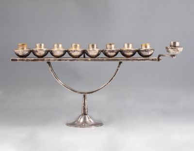 חנוכייה ארץ ישראלית, פרידלנדר. חנוכיית אר-דקו מצופה כסף תוצרת פרידלנדר, ארץ ישראל, שנות ה-30-40 