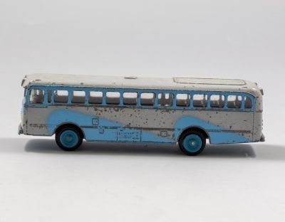 אוטובוס, גמדא. דגם מתכת של אוטובוס תוצרת גמדא, שנות ה-60. אורך: 14 ס"מ. חתום. מצב טוב, פגמים לצבע.